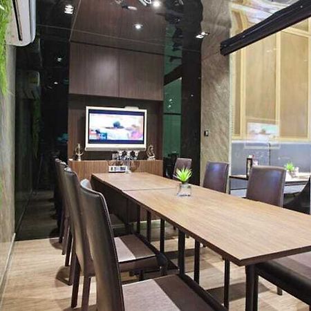 V Residence Serviced Apartment Banguecoque Exterior foto