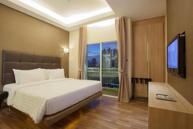V Residence Serviced Apartment Banguecoque Exterior foto