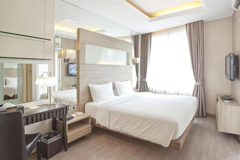 V Residence Serviced Apartment Banguecoque Exterior foto