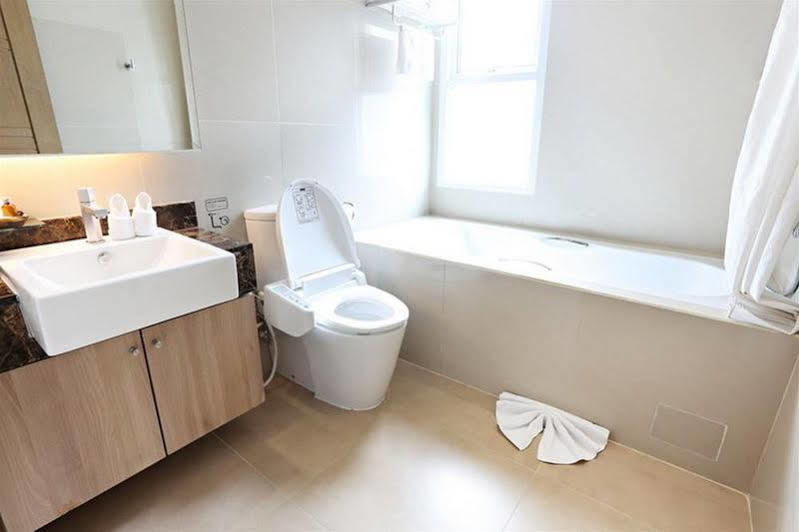 V Residence Serviced Apartment Banguecoque Exterior foto