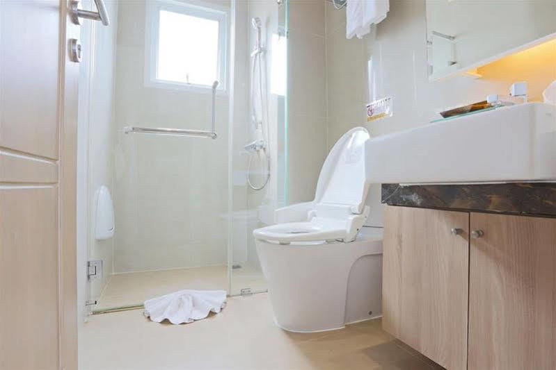 V Residence Serviced Apartment Banguecoque Exterior foto